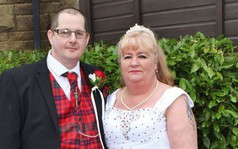 Lưu nhầm số điện thoại của vợ, người đàn ông tìm được 'định mệnh' hơn mình 14 tuổi