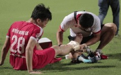 Tiền vệ U23 Việt Nam liên tục đập tay xuống đất, phải nhờ bác sĩ cõng về vì quá đau sau trận thua tại V.League 2019