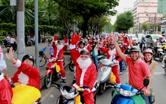 TP HCM: 300 ông già Noel diễu hành trên phố