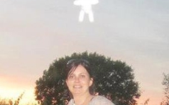 UFO hình đứa trẻ "bay"… trên đầu bà bầu 