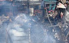 Cháy rụi 13 căn nhà ven sông Hậu