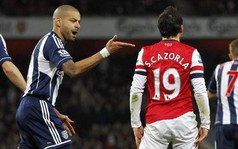 Cazorla ăn vạ giúp Arsenal giành chiến thắng