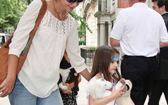 Suri Cruise 'vẽ mặt' đi chơi cùng mẹ