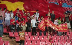 Chùm ảnh: CĐV Việt Nam đội mưa đi cổ vũ đội tuyển