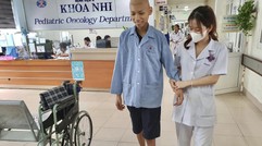 Sau cú ngã tình cờ phát hiện ung thư, cậu bé 15 tuổi quyết không điều trị vì lý do xúc động
