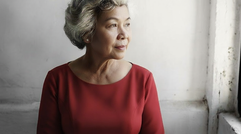 Bà hàng xóm lĩnh lương hưu, mua ngay chiếc váy đỏ và đăng status khiến cả khu phố xôn xao