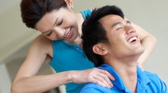 Đừng tìm “thuốc tiên”, chìa khóa kéo dài cuộc yêu nằm ở ngay đầu lưỡi bạn