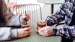 5 loại đồ uống có thể tăng nguy cơ ung thư nếu lạm dụng, 2 loại giúp phòng ngừa: Bạn hay uống loại nào?