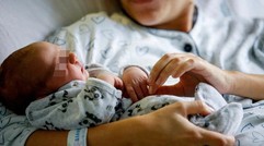 Kết hôn ở tuổi 35, 40 mới muốn sinh con: Bác sĩ chỉ ra điều nhiều người trẻ đang bỏ qua