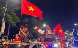 CĐV đi 'bão đêm' ăn mừng U23 Việt Nam vào chung kết SEA Games