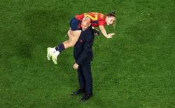 Chủ tịch LĐBĐ Tây Ban Nha lại có hành vi thiếu đứng đắn với cầu thủ nữ