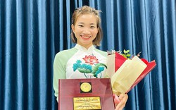 Nguyễn Thị Oanh diện áo dài, khoe giải thưởng Phụ nữ Việt Nam