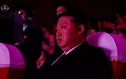 Chủ tịch Triều Tiên Kim Jong Un rưng rưng nước mắt tại chương trình nghệ thuật