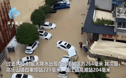 Ô tô bị cuốn như đồ chơi, cụ già Trung Quốc 100 tuổi thốt: "Đời tôi chưa bao giờ thấy trận lũ lớn như vậy"