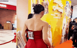 Clip hot: Mỹ nhân Vbiz xách váy trên thảm đỏ mà tưởng đại minh tinh đi catwalk, thần thái này không thi Hoa hậu quá phí