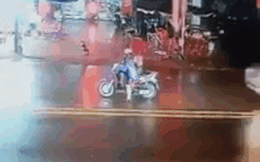 CLIP: Ô tô húc bay xe máy dừng chờ đèn đỏ, người phụ nữ lập tức nhảy ra ngoài với vẻ bối rối