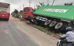 Xe khách tông xe tải và xe container ở Bình Phước, 5 người thương vong