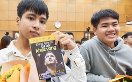 Lo bạn đi học một mình, nam sinh 10 năm cõng bạn lặn lội từ quê ra Hà Nội dự khai giảng
