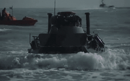 Clip: Xe cơ giới Nga tập trận trên biển