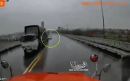 Clip: Khoảnh khắc xe 4 chỗ mất lái, đâm trực diện xe container giữa trời mưa lớn