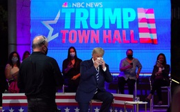 Ông Trump vấp phải nữ MC ‘khó nhằn’