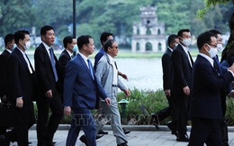 Thủ tướng Nhật Bản Suga Yoshihide đi dạo Hồ Gươm, vẫy tay chào người dân Hà Nội