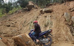 Nín thở đi dưới khối đá 30 tấn: Huyện đề nghị nổ mìn phá đá