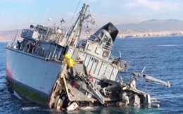 Tàu quét mìn của Hải quân Hy Lạp bị cắt làm đôi khi va chạm với tàu chở hàng