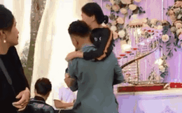 CLIP: Chú rể bế mẹ lên sân khấu, khóc thít thít khi thấy cảnh trao của hồi môn cho vợ