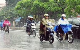 Đi xe máy mùa mưa bão cần lưu ý điều gì?
