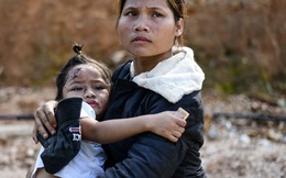 24h qua ảnh: Mẹ bế con gái nhỏ được cứu thoát khỏi lở đất ở Quảng Nam