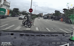 Clip: Bị xe máy tạt đầu, tài xế ô tô lao xuống đuổi đánh nam thanh niên giữa đường