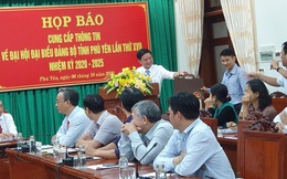 Đại hội Đảng bộ tỉnh Phú Yên tặng... cặp giấy cho đại biểu