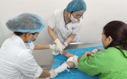 Liên tiếp trẻ bỏng nước sôi và những cách sơ cứu sai lầm của bố mẹ