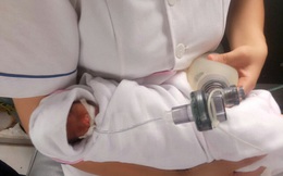Hành trình kỳ diệu nuôi sống bé sinh non nhẹ cân nhất Việt Nam từ 480 gr lên 2,1 kg
