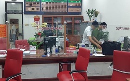 Táo tợn bịt mặt xông vào cướp ngân hàng