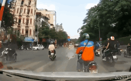 CLIP: Bị ô tô bấm còi giục liên hồi, shipper bất ngờ dừng xe, nhổ nước bọt trả đũa