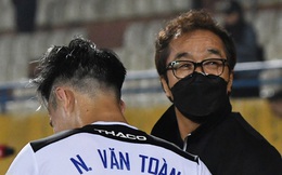 Nhận là "con trai" trợ lý Lee Young-jin, Văn Toàn bị dọa cho chạy 25 vòng làm mẫu khi lên ĐTQG