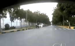 CLIP: Giây phút ô tô phóng "bạt mạng", húc văng 2 xe máy từ phía sau