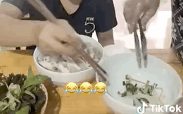 Lỡ tay bỏ hành vào bát phở, chủ quán xuống tận bàn nhặt từng cọng cho khách làm netizen "nổi cơn": Không ăn hành nên hành người khác?