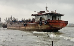 Xà lan trôi dạt trên vùng cảng biển Dung Quất đe dọa an toàn hàng hải