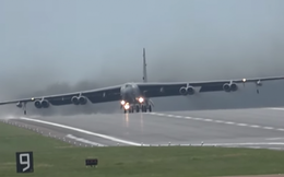 Video: Khoảnh khắc "pháo đài bay" B-52 chao nghiêng vì gió mạnh