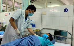 'Bắt' 2 sán lá gan cực lớn đang sống  trong ống mật chủ người phụ nữ