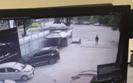 Khoảnh khắc nữ tài xế đạp nhầm chân ga, đâm người đàn ông rồi lao vào showroom ô tô ở Việt Trì