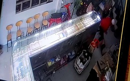 Nam thanh niên che mặt vào tiệm vàng đánh thương tích chủ tiệm
