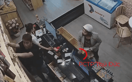 CLIP: Bà cô cuỗm 2 điện thoại đắt tiền bằng một cú lừa đơn giản với 2 thanh niên bán hàng