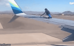 Video: Người đàn ông liều lĩnh leo lên cánh máy bay khi phi cơ chuẩn bị cất cánh