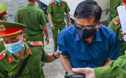 [Ảnh] Ông Đinh La Thăng đeo kính đen, bịt khẩu trang kín mít được áp giải tới toà cùng 18 bị cáo vụ cao tốc Trung Lương