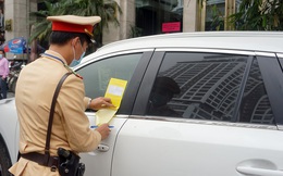 Cận cảnh CSGT dán thông báo phạt 'nguội' ô tô dừng đỗ sai quy định