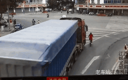 Xe đầu kéo chồm lên người phụ nữ đi xe đạp, hành động của nạn nhân khiến tất cả phải "dụi mắt"